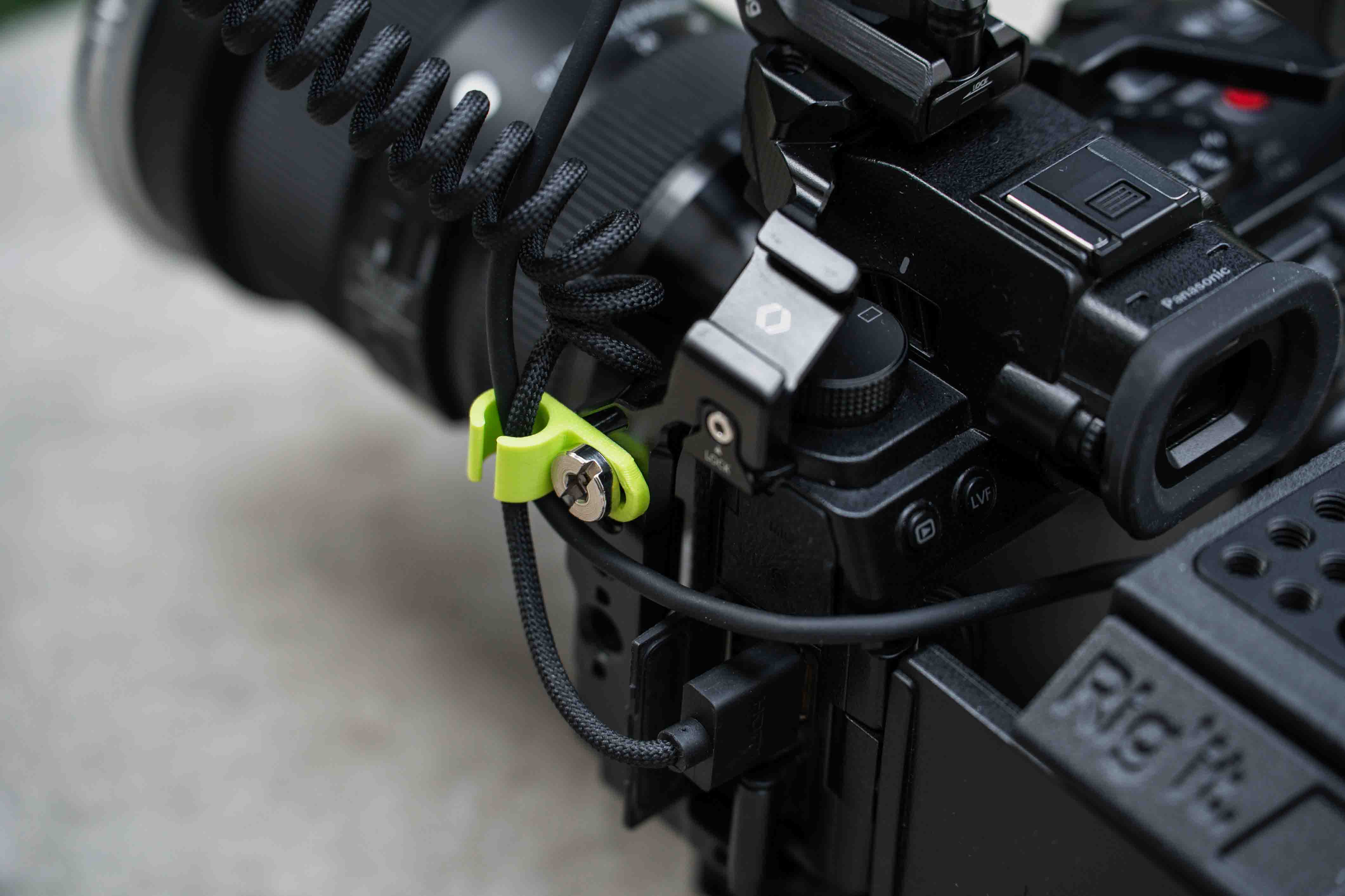 Passage de cable-camera